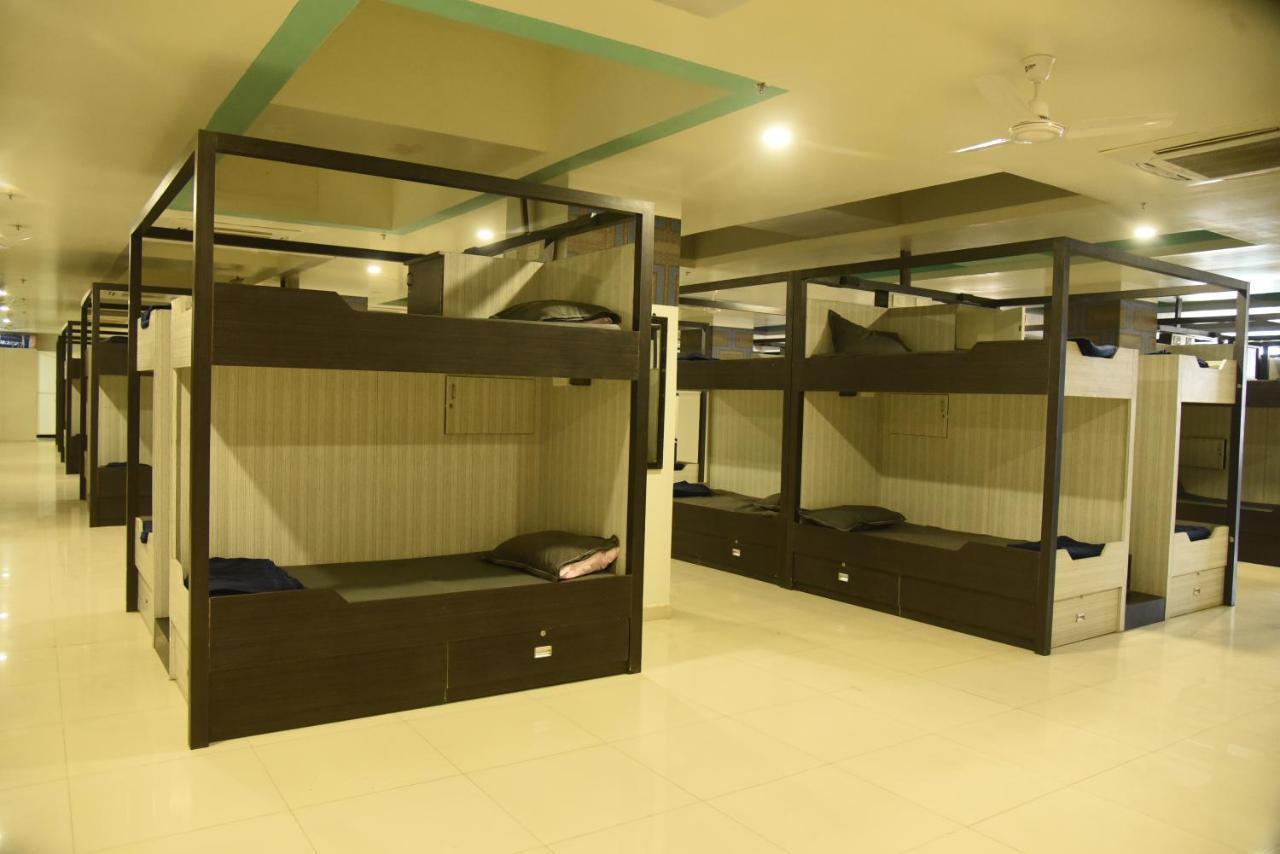 In & Out Dormitory Ahmedabad Exterior foto