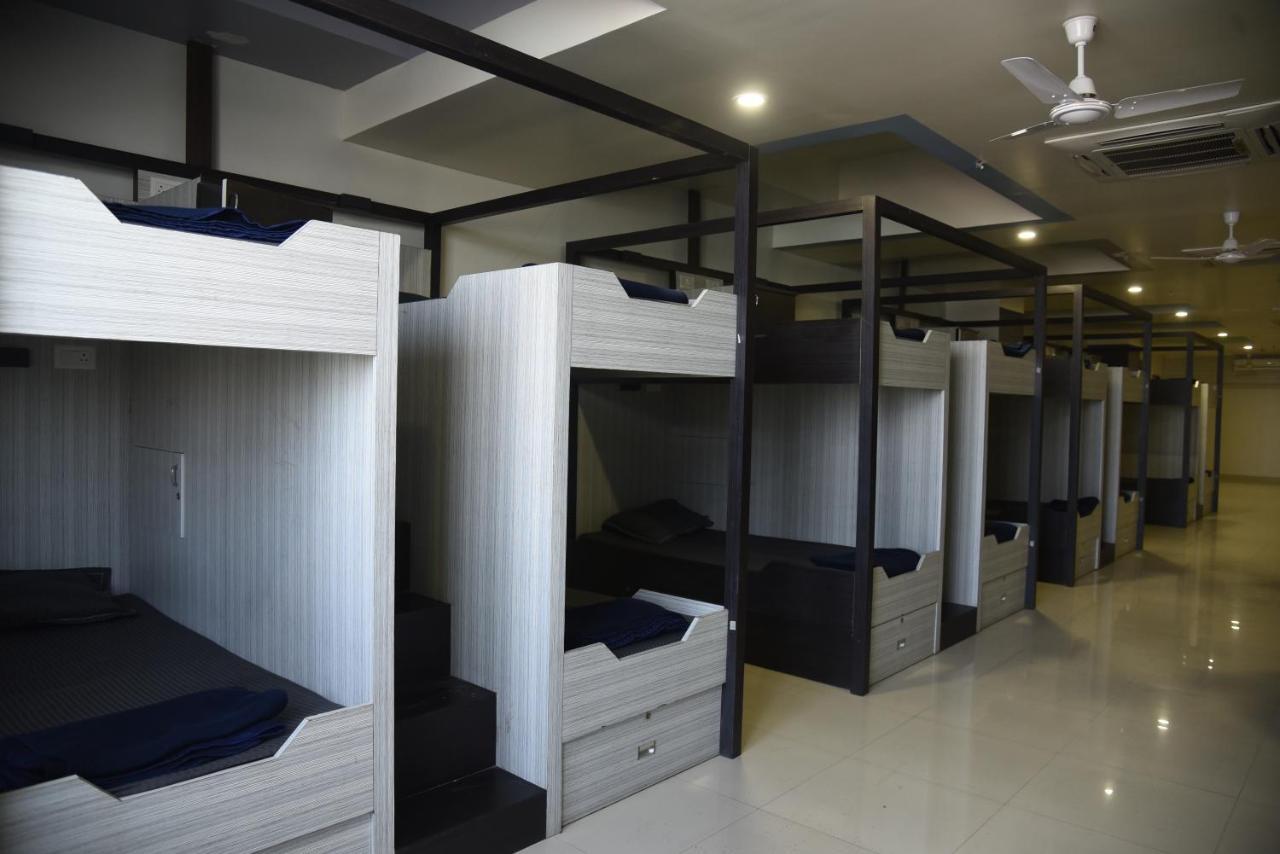 In & Out Dormitory Ahmedabad Exterior foto