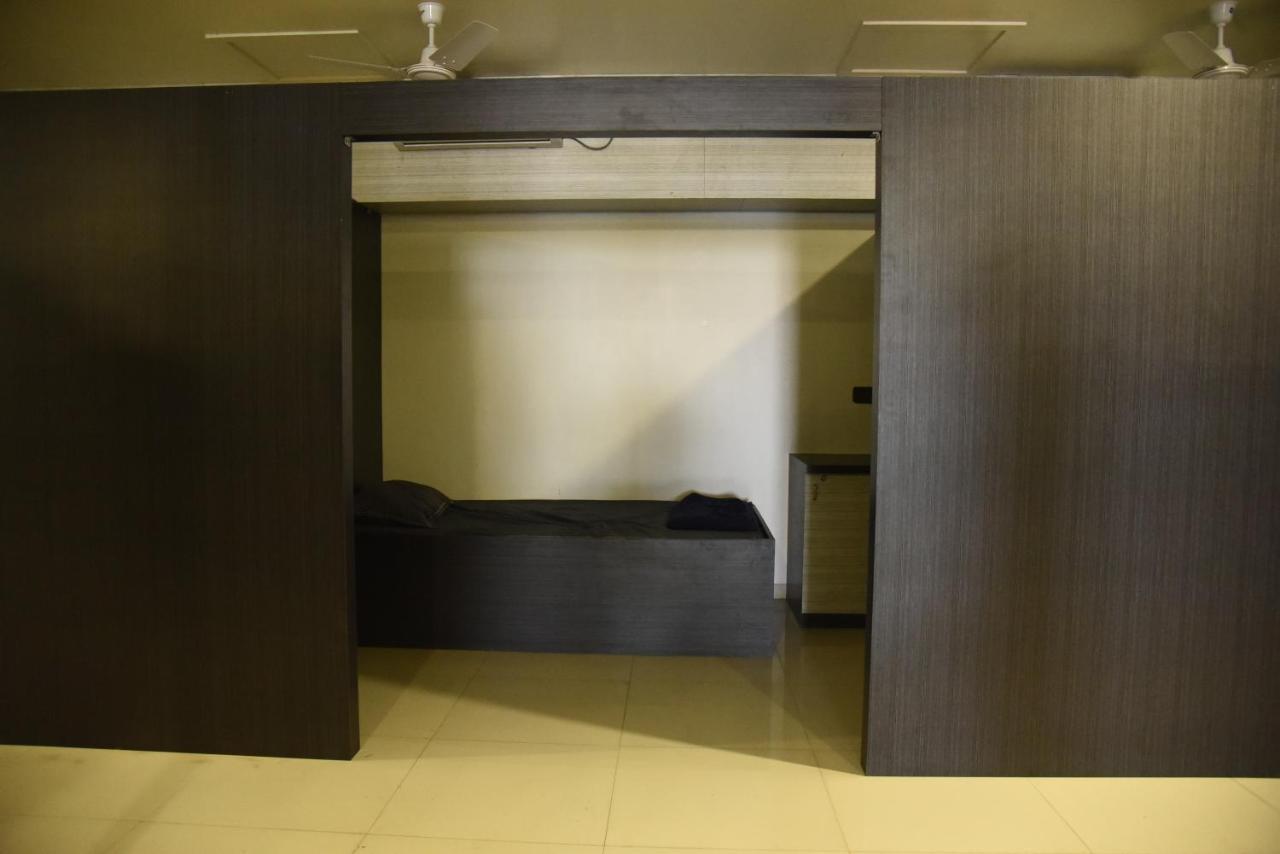 In & Out Dormitory Ahmedabad Exterior foto