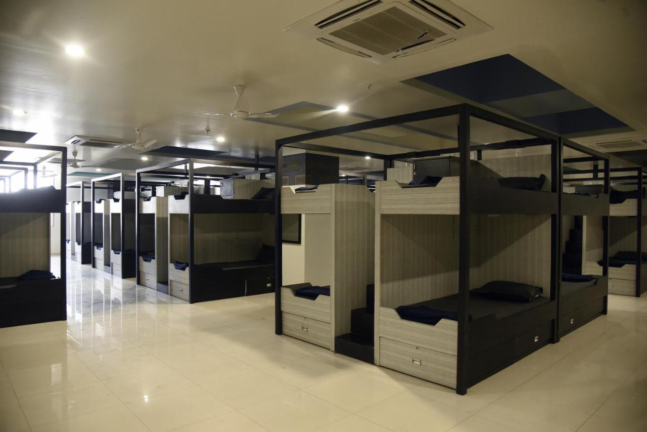 In & Out Dormitory Ahmedabad Exterior foto