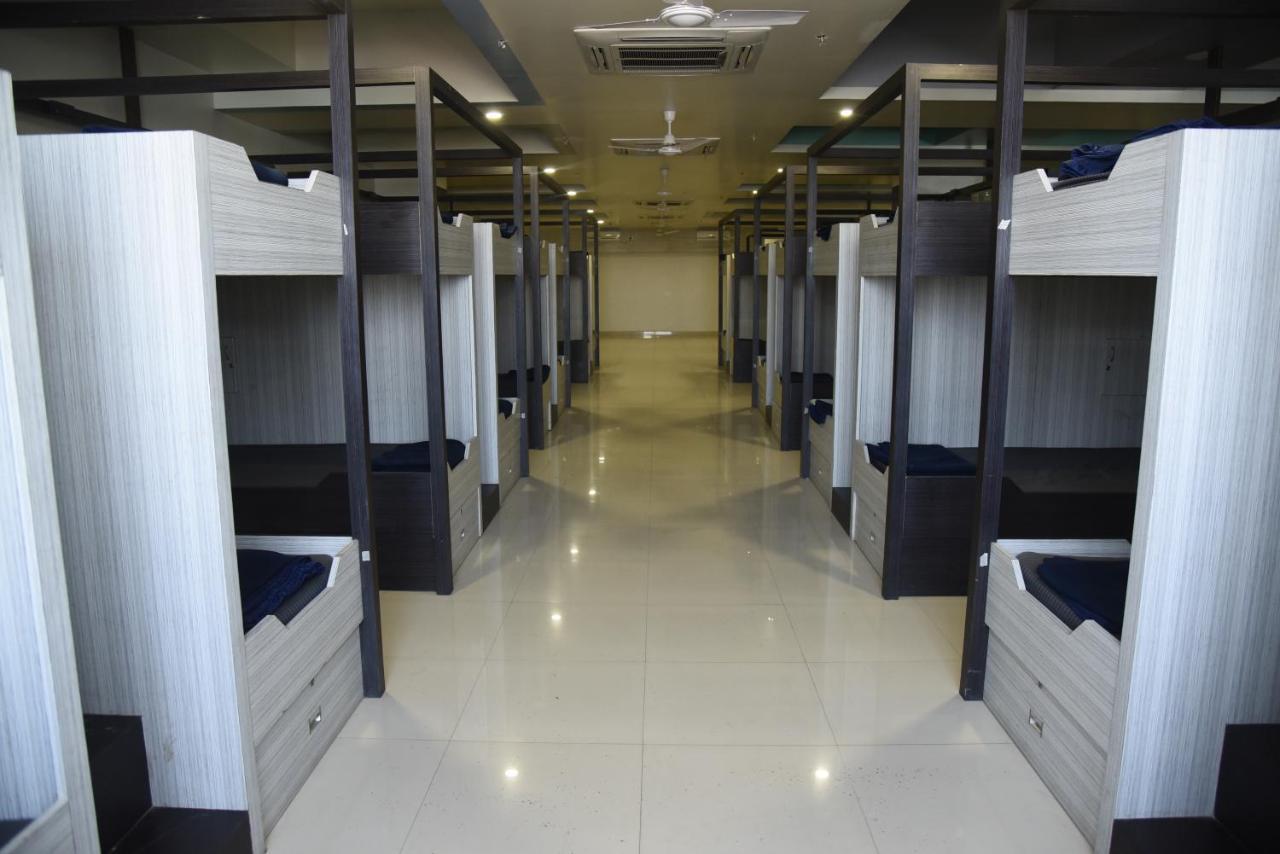 In & Out Dormitory Ahmedabad Exterior foto