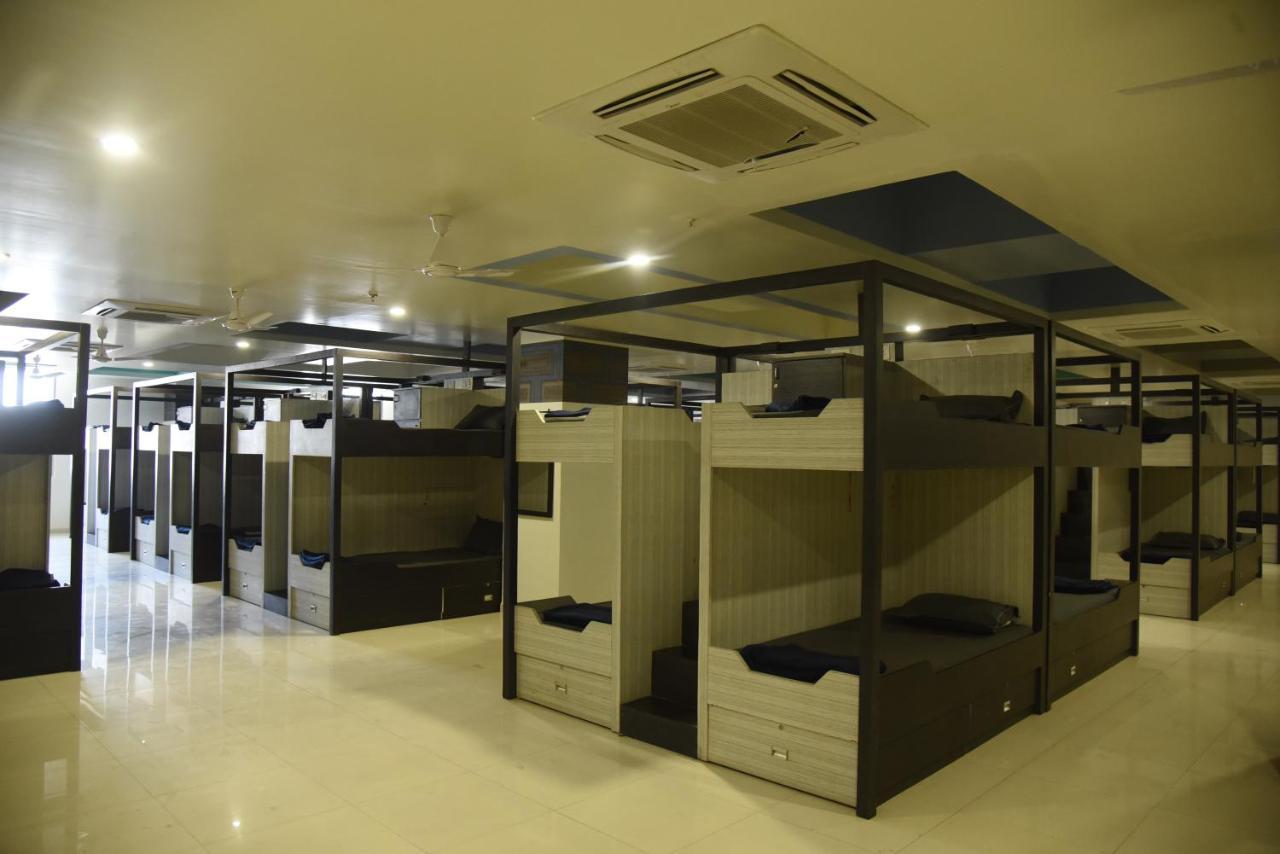 In & Out Dormitory Ahmedabad Exterior foto