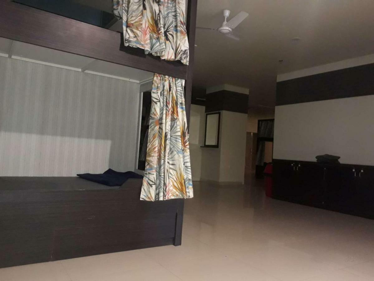In & Out Dormitory Ahmedabad Exterior foto